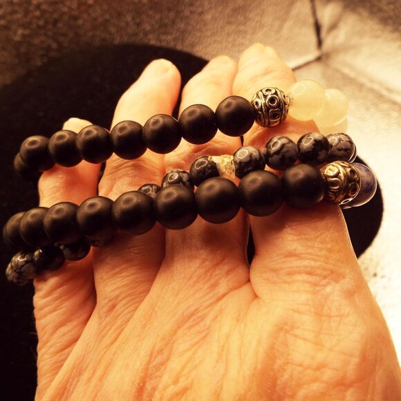 TRIO OF BLACK, LILAC, ROSE AND GREY NATURAL STONE STRETCHY BRACELETS 61 - Picture 3 of 3